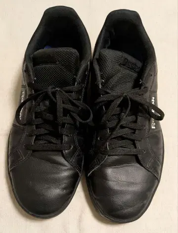 리복 블랙 스니커즈