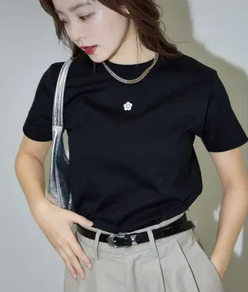 PUBLUX 마리콴트 원포인트 자수 로고 티셔츠 블랙