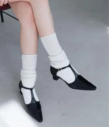 EVOL 블랙 T 스트랩 펌프스 미들 힐
