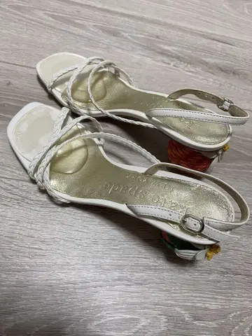 케이트 스페이드 꽃 장식 화이트 샌들 23.5cm