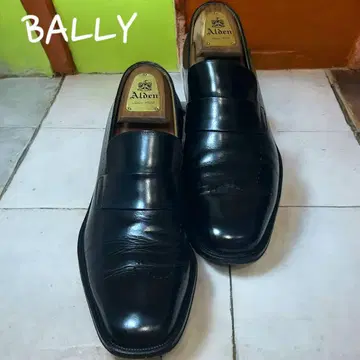 새상품급 BALLY 스퀘어토 코인 로퍼 블랙 9 1/2