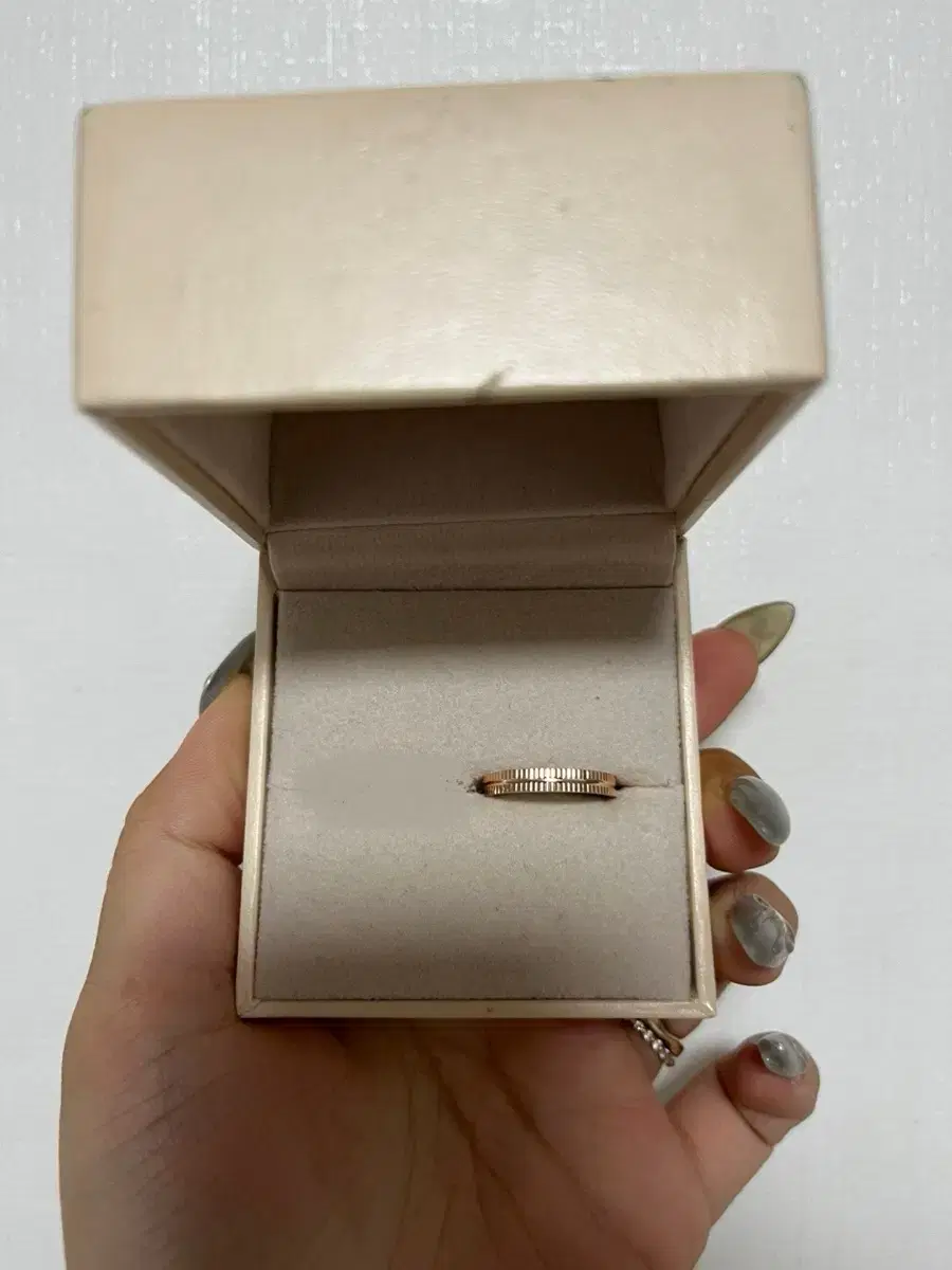 An exquisite and beautiful 14k rose gold ring.