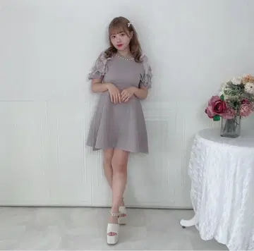 프릴이 달린 그레이 A 라인 미니 원피스