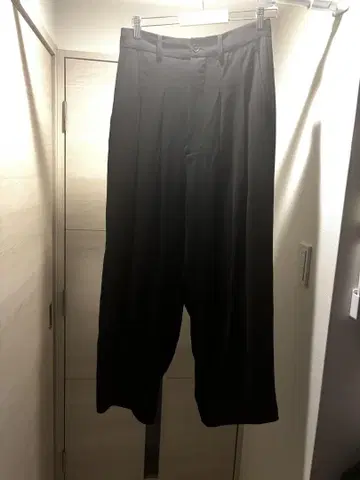 약한 플리츠 블랙 팬츠