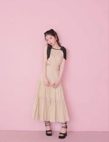 엠에메 숄더 리본 웨이스트 컷 원피스