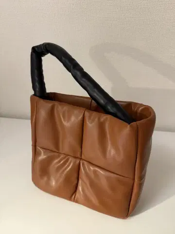 쿠션 디자인 브라운 핸드백