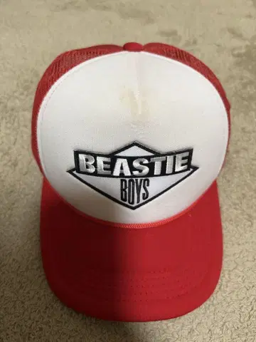 BEASTIE BOYS 트래커 캡 빨흰