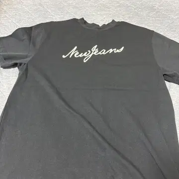 NewJeans 로고 티셔츠