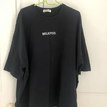 MILKFED. 블랙 반팔 티셔츠