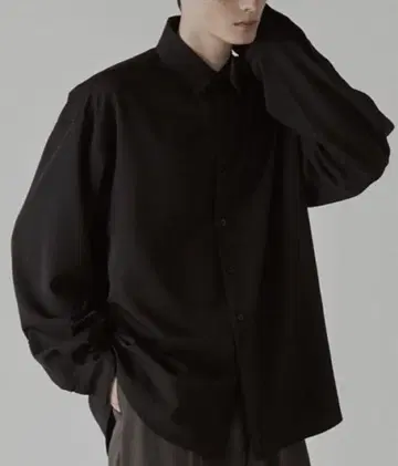 SIASENSE 시아센스 루즈 실루엣 레귤러 카라 트로미 셔츠