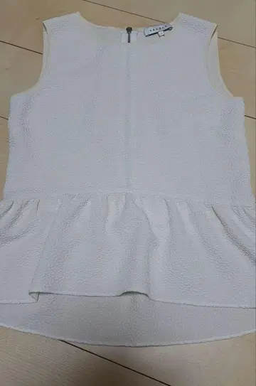 산드로 화이트 페플럼 슬리브리스