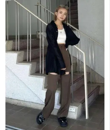 브라운 컷 아웃 스트레이트 레그 팬츠 M 사이즈