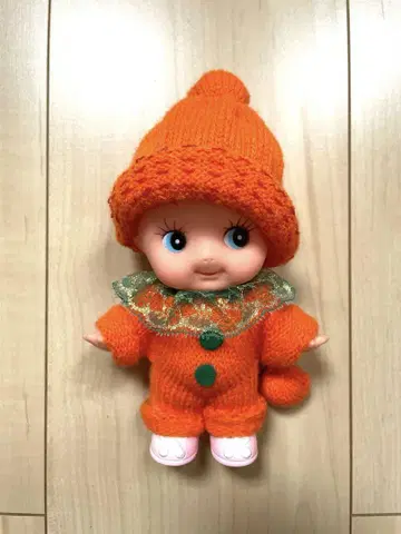 오렌지 컬러 니트 모자 큐피 인형
