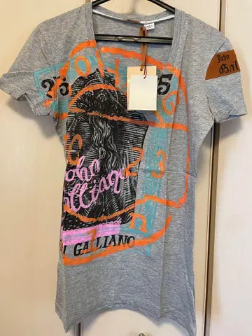 미사용 새상품 John Galliano 그레이 V넥 티셔츠