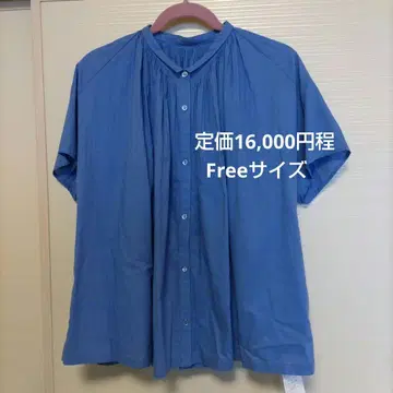 파란색 반팔 플리츠 블라우스