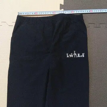 블랙 스트레이트 팬츠 허리밴딩 로고 자수