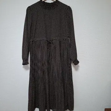 TRUBE 블랙과 오렌지 패턴 원피스