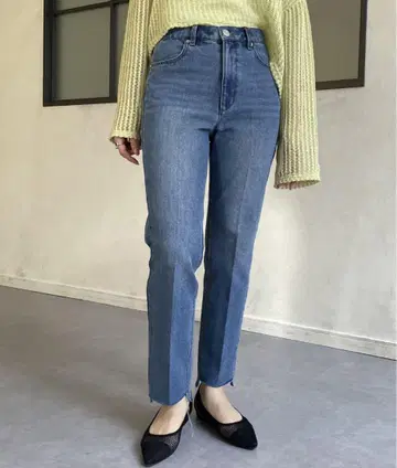 Thevon 밑단 슬릿 센터 프레스 데님