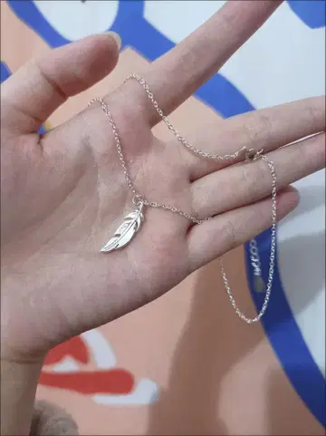 실버 깃털 모티브 목걸이