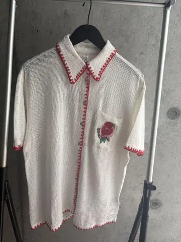 장미 자수 반팔 셔츠 화이트