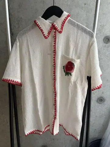 호주 한정판] 장미 자수 반팔 셔츠 화이트