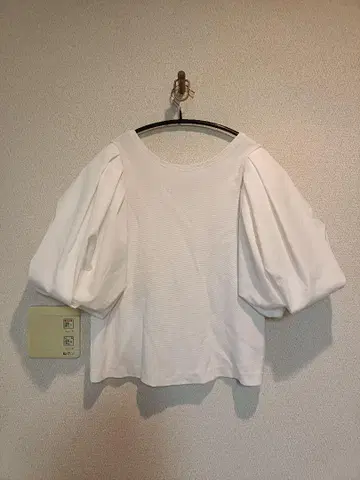 화이트 벌룬 슬리브 티셔츠