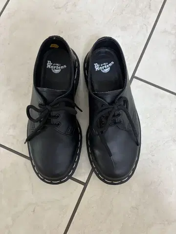 Dr. Martens 블랙 가죽 로퍼 화이트 스티치