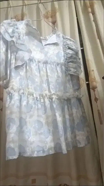 스카이블루 프릴 꽃무늬 반팔 블라우스