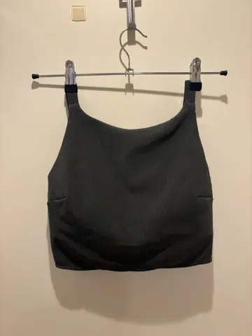 스트랩이 있는 다크 그레이