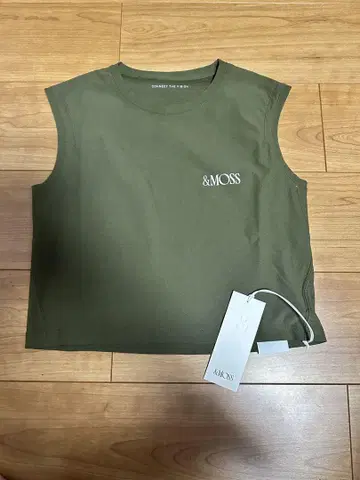 &MOSS 슬리브리스 티셔츠 올리브
