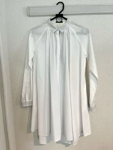 소핏 화이트 플리츠 긴팔 셔츠