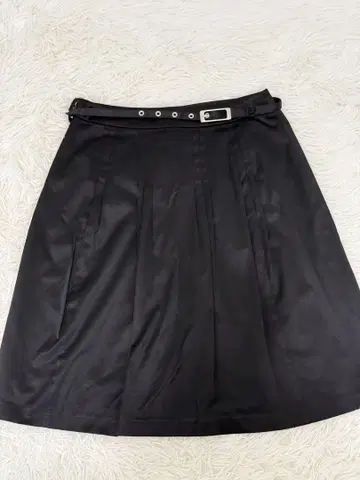 블랙 플리츠 스커트 탈부착 가능한 벨트 포함