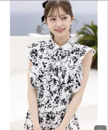 프릴이 있는 아지메 티어드 허리 셔링 모노톤 플라워 셔츠 원피스