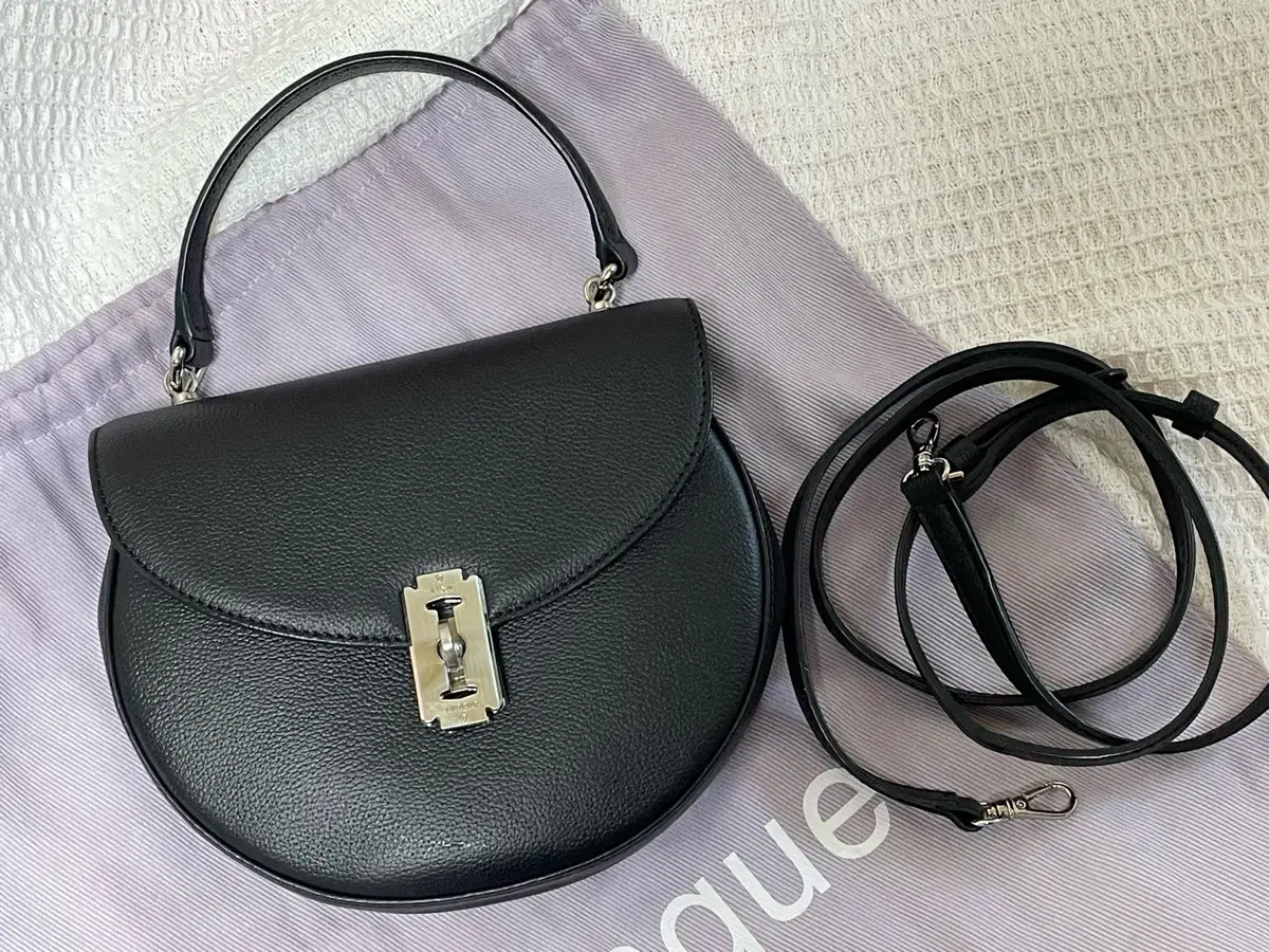 Vunque Ockham Round Crossbody Bag Black