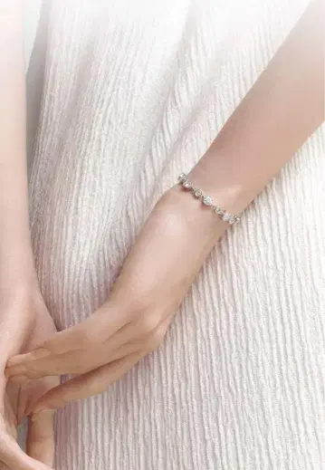 하트 모양의 비즈 실버 팔찌