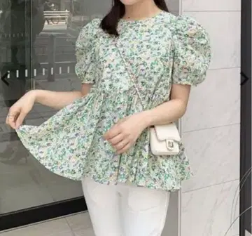 Fitmore 핏모어 꽃무늬 페플럼 볼륨 상의