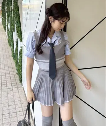 그레이 플리츠 스커트 셋업