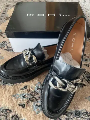 MOHI 블랙 체인 로퍼