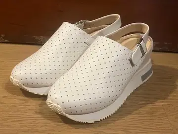 화이트 펀칭/양가죽 사보 샌들 23cm