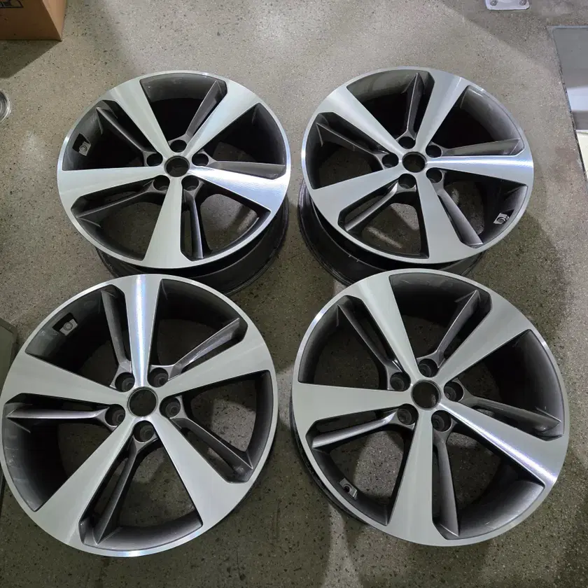 GENESIS | 제네시스 Genesis GV80 20-inch genuine wheel for sale 200,000 won ...