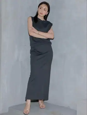 anuans 숄더 턱 컷 셋업 차콜 그레이