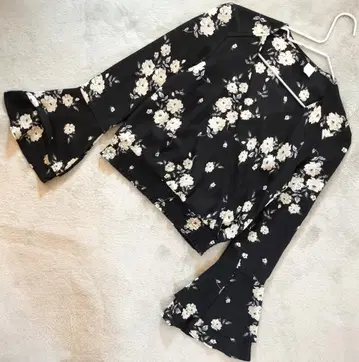 H&M DIVIDED BASIC V넥 컷 티셔츠 플레어 소매 EUR34
