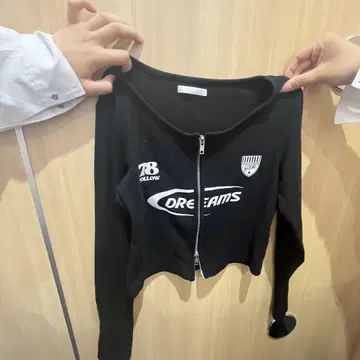 지퍼가 달린 블랙 캐주얼 상의