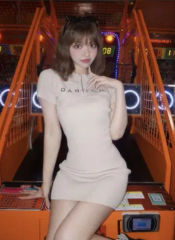 Darich 하프 지퍼 리브 니트 미니 원피스 베이지