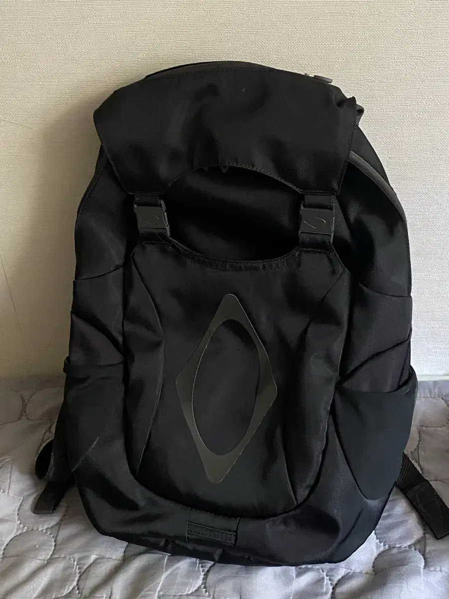 미스치프 버클 플랩 백팩 가방 블랙