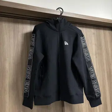뉴에라 NEW ERA 집업 후드티 상의 테이프 로고 블랙