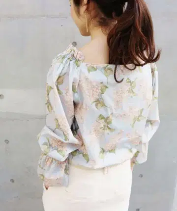 IENA 이에나 리버티 볼륨 슬리브 블라우스 꽃무늬 색스 블루 계열