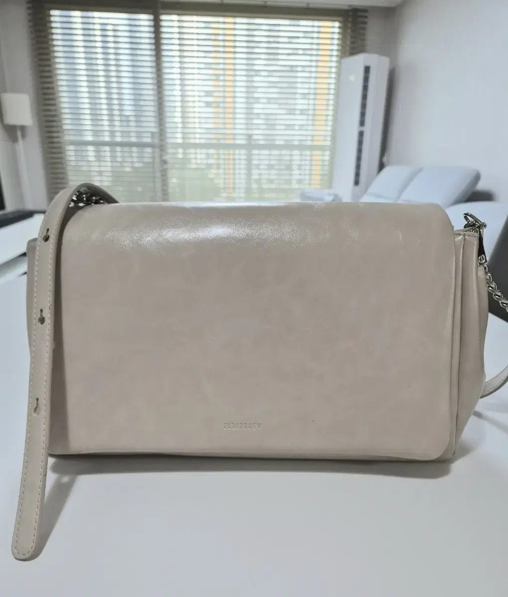 Elbategev Beige Leather Chain Shoulder Bag / Bag / Flap Bag / Crossbody Bag