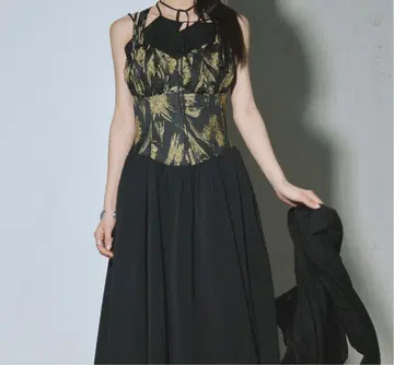 Back design 자카드 절개 플레어 원피스