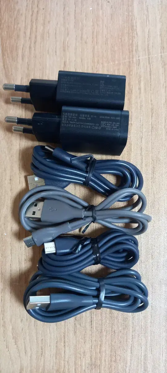 Two Lenovo chargers and four C-type charging cables
